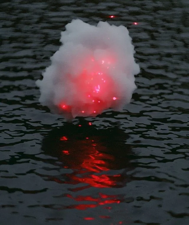 étincelles dans un nuage sur l'eau