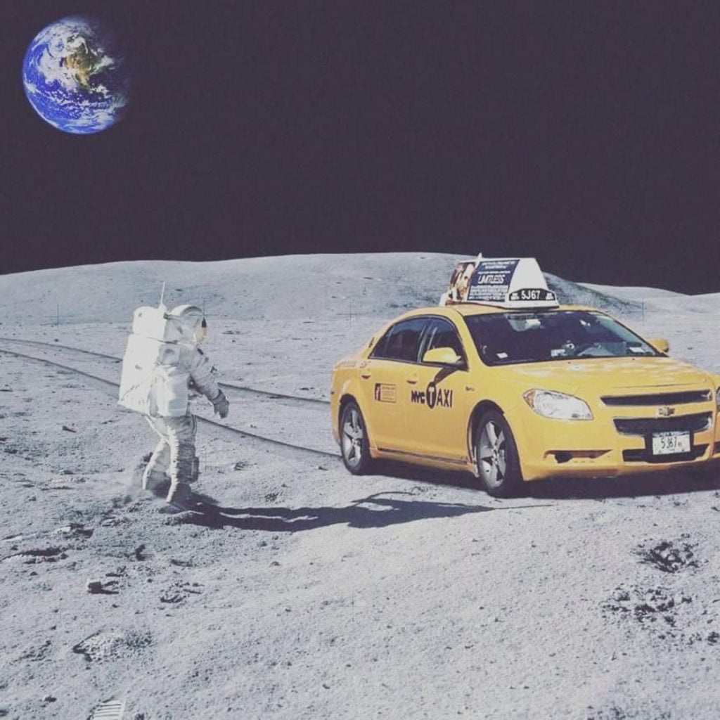 suckertom astronaute prend un taxi