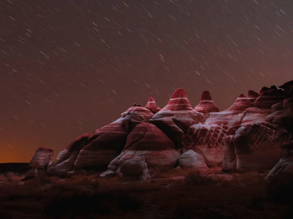pluie d'étoiles filantes sur montagne rouge
