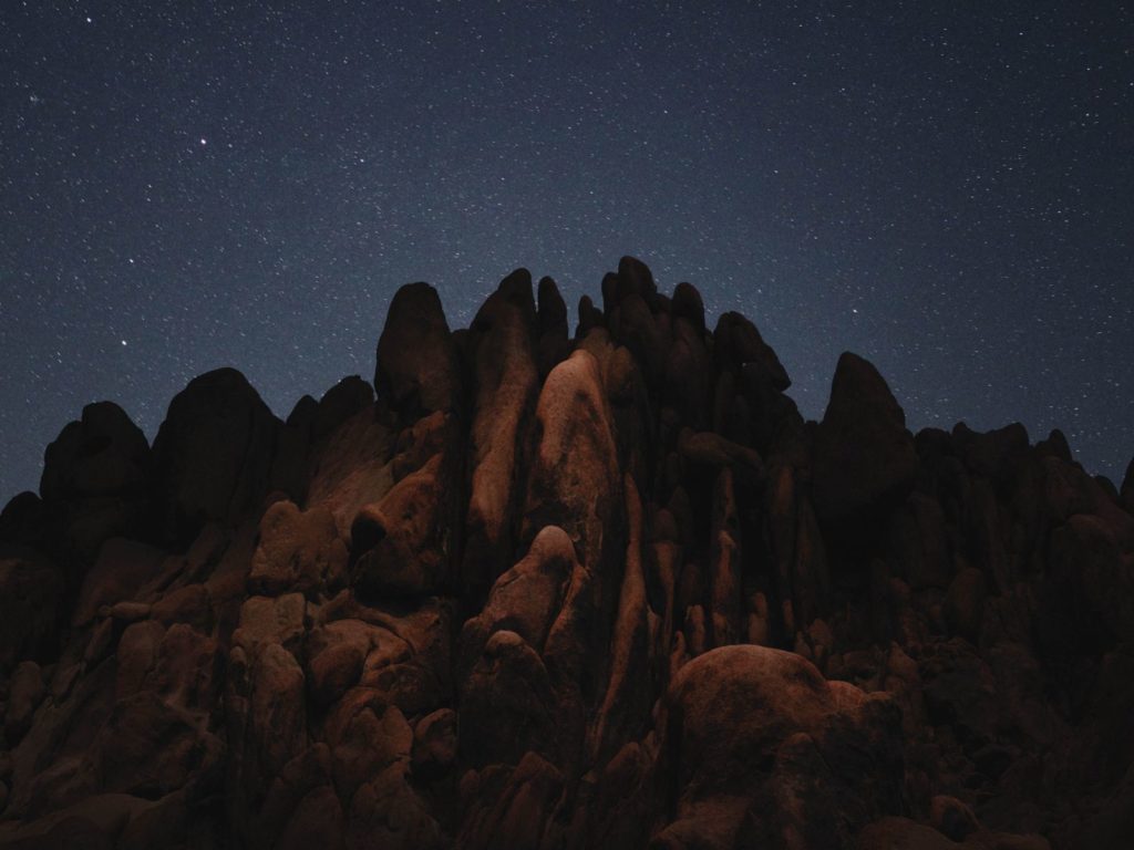 roches dans la nuit