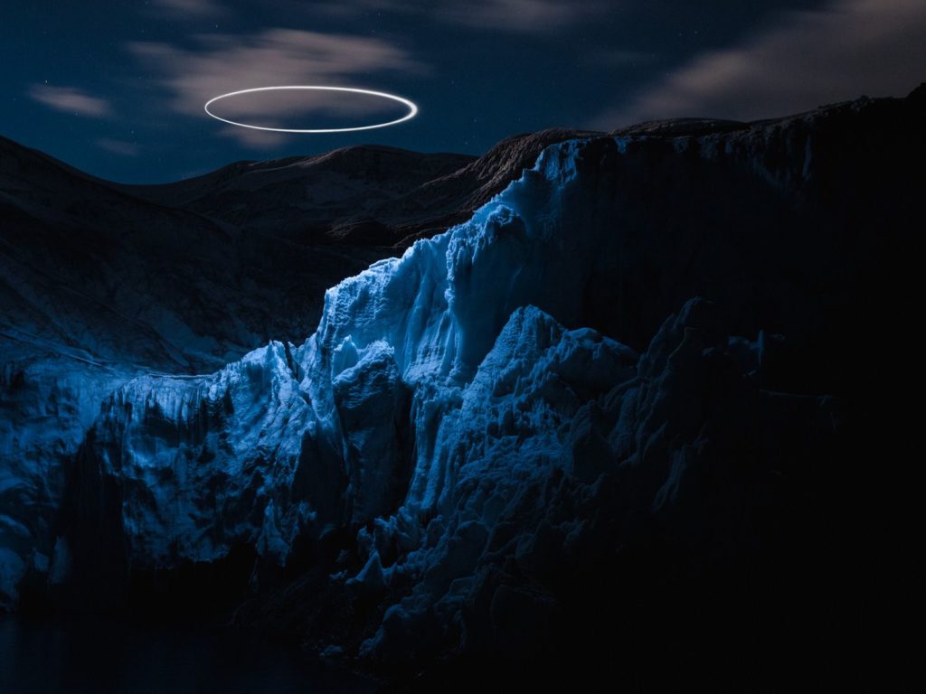 glacier sous la clarté d'un anneau lunaire
