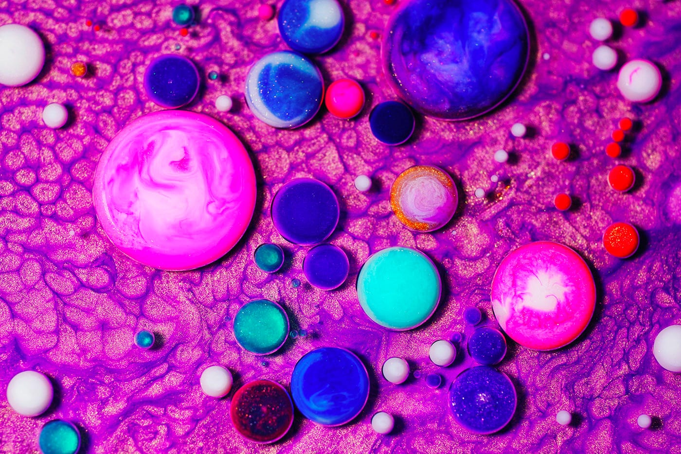 Une fusion hypnotique de couleurs et de lumière