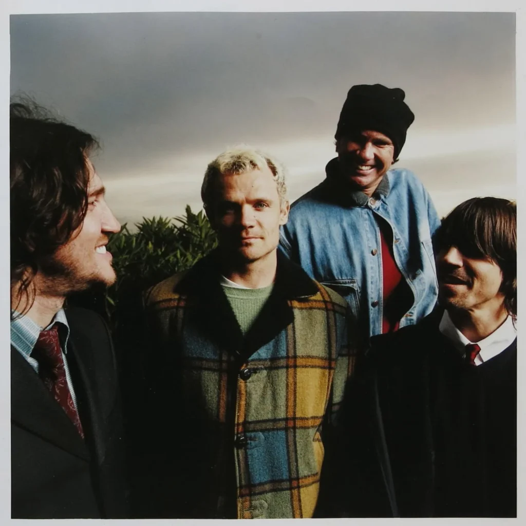 Plongée dans By the Way : L’album emblématique des Red Hot Chili Peppers