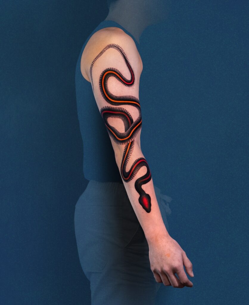 tatouage serpent rouge et noir