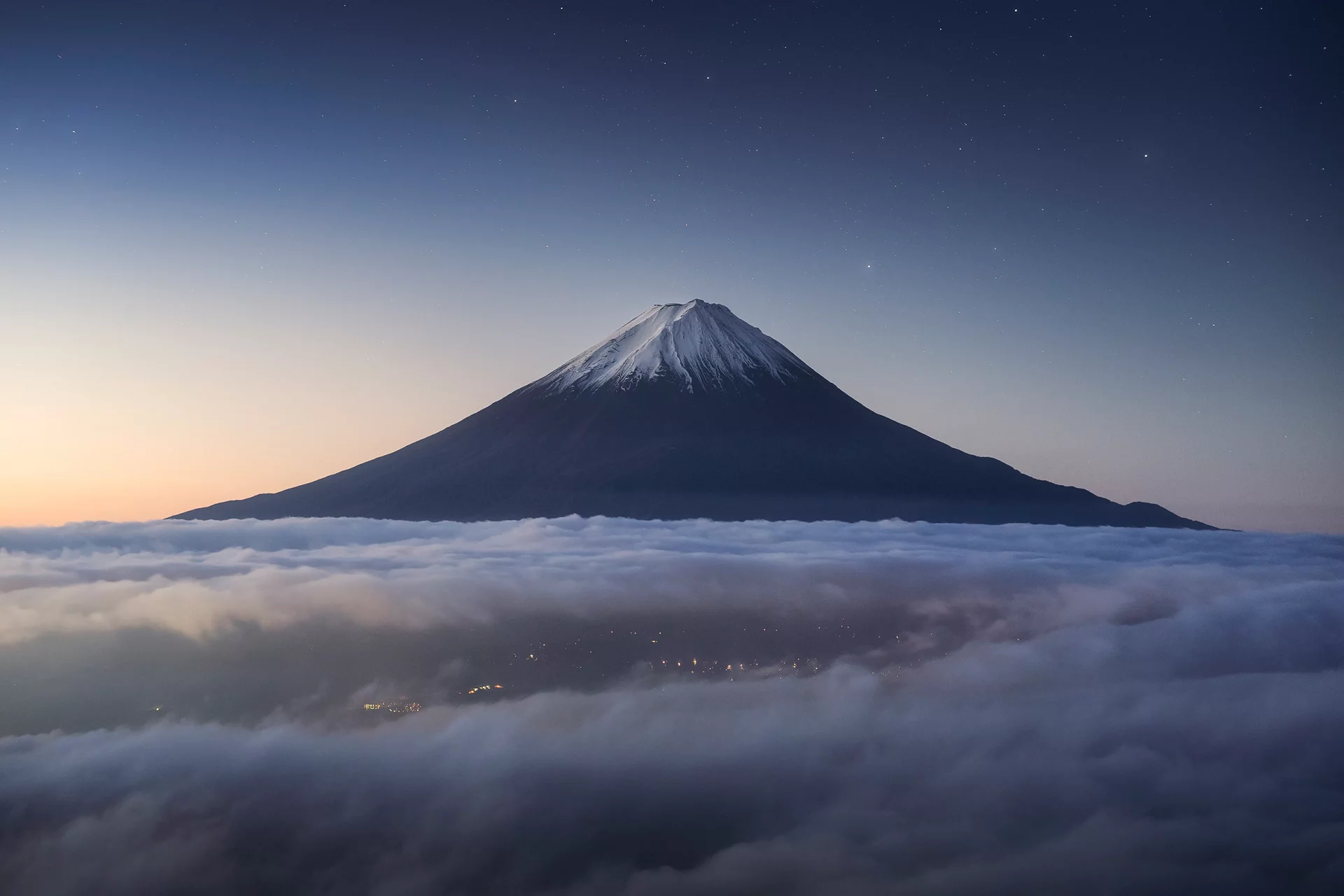 Mont Fuji au-dessus d’une mer de nuages à l’heure bleue