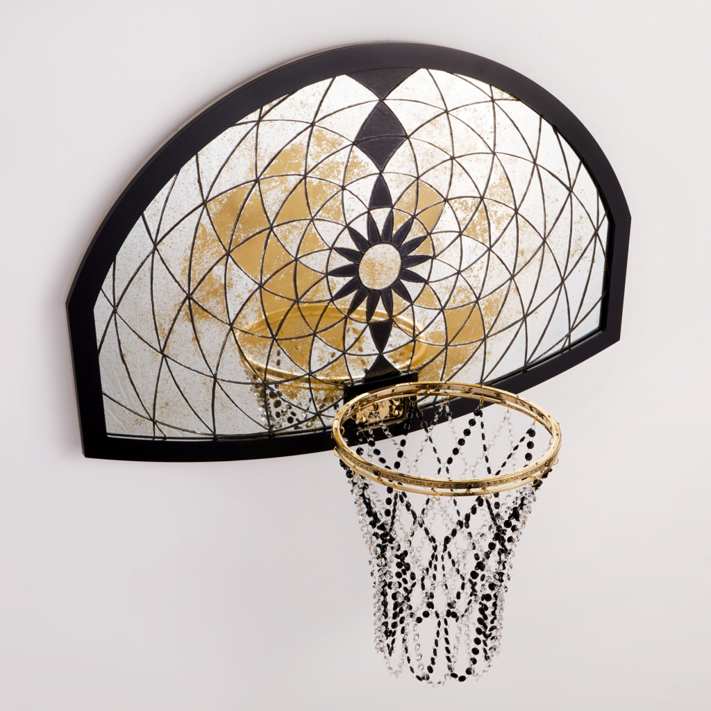 panier de basket en vitrail doré et noir