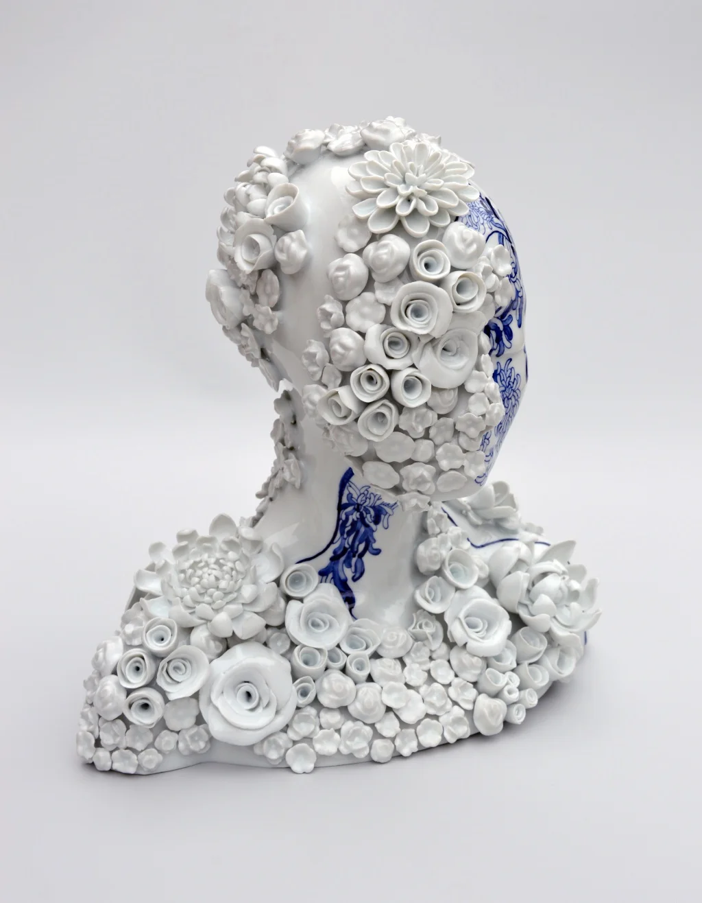 Buste féminin recouvert de fleurs blanches et de motifs bleu cobalt par Juliette Clovis