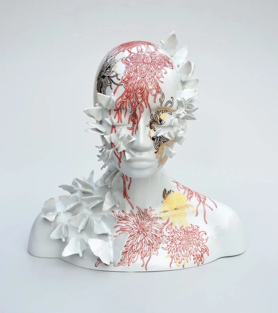 Buste en porcelaine orné de chrysanthèmes rouges et de papillons blancs par Juliette Clovis