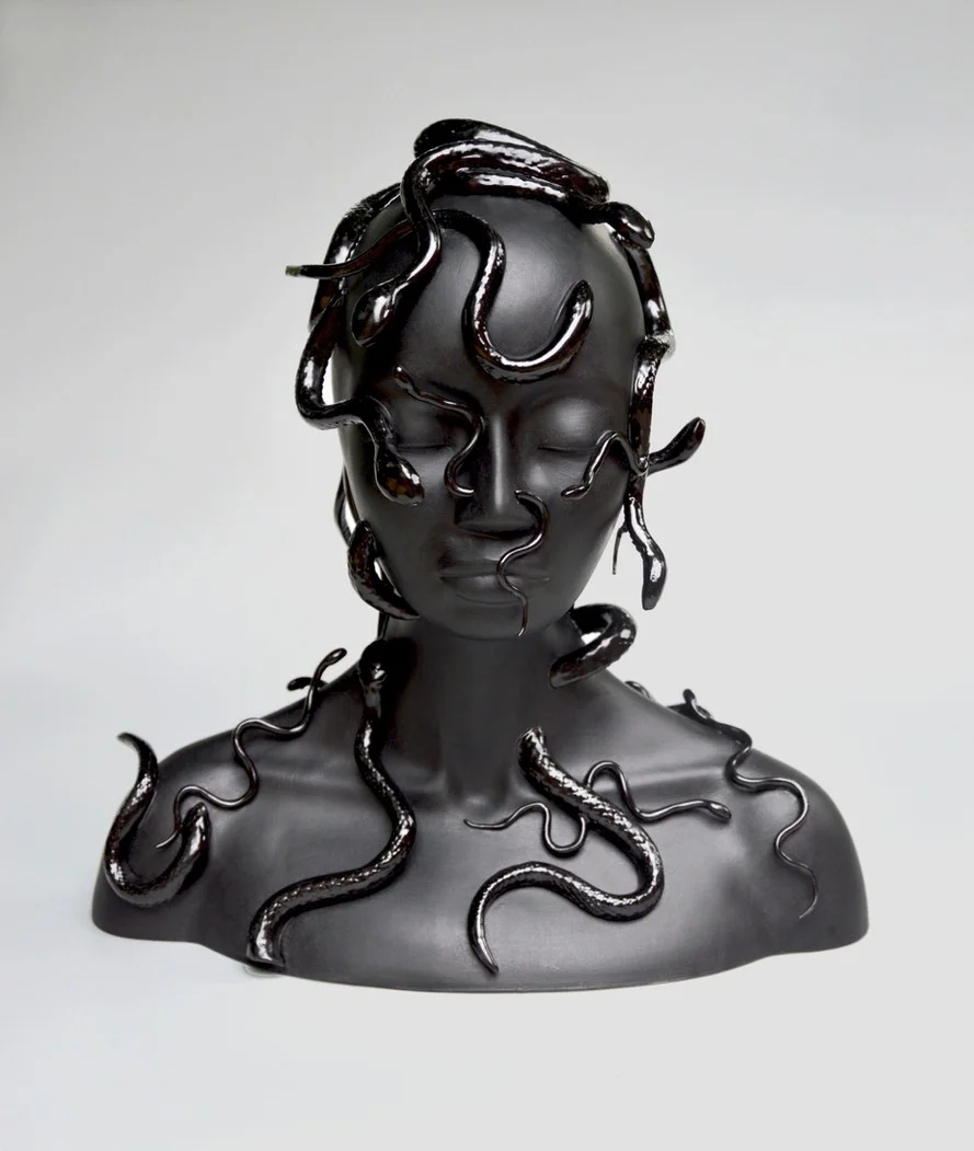 Buste noir entouré de serpents brillants en porcelaine par Juliette Clovis