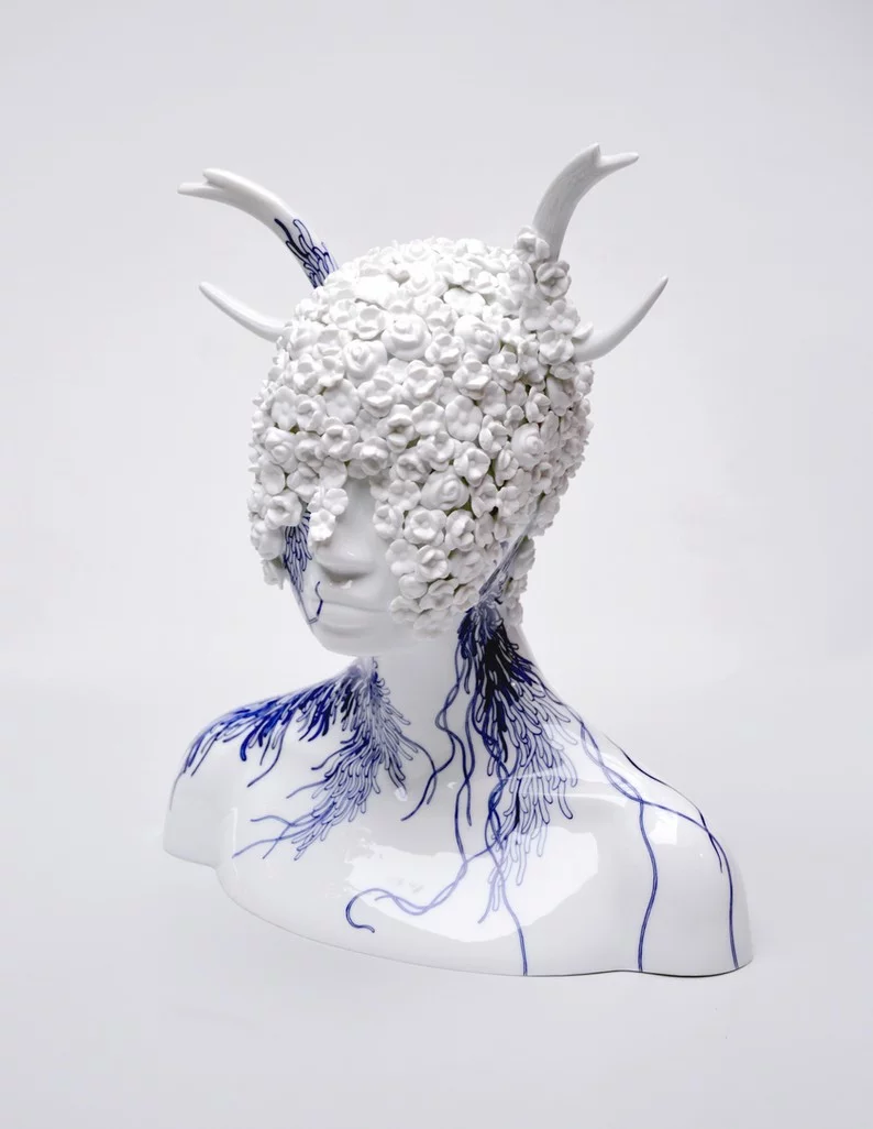 Buste blanc aux cornes de porcelaine et au visage couvert de fleurs par Juliette Clovis