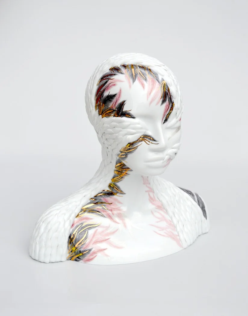 Buste en porcelaine blanche aux reliefs de plumes et aux dessins noirs rouges et dorés par Juliette Clovis