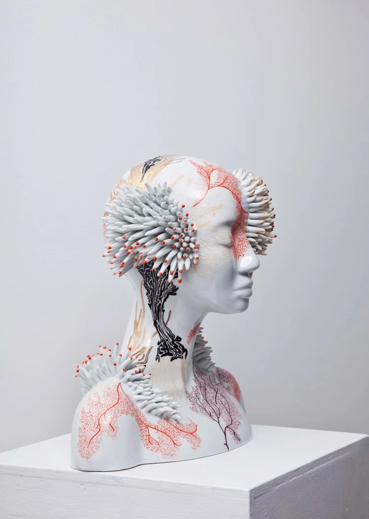 Profil d’un buste blanc envahi de formes de coraux et de motifs rouges par Juliette Clovis