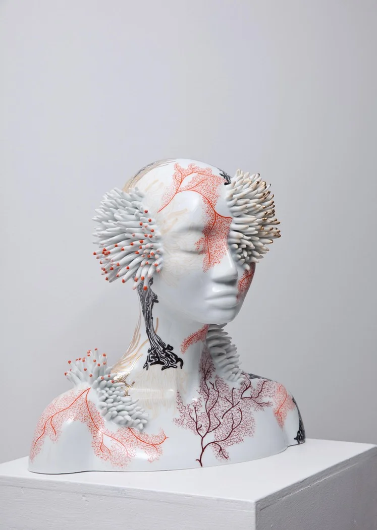 Buste féminin blanc couvert de formes coralliennes et de dessins organiques rouges par Juliette Clovis