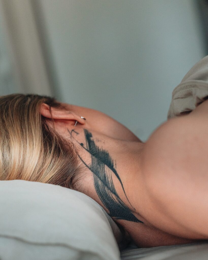 tatouage cou encre