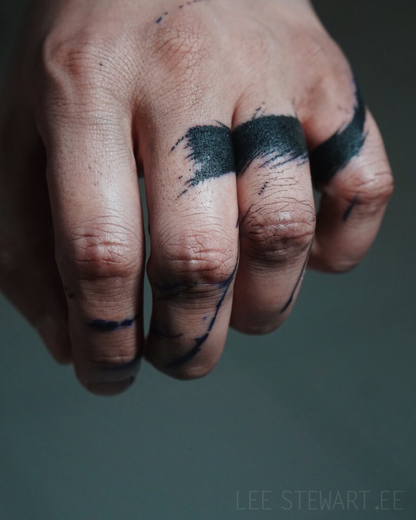 tatouage main encre