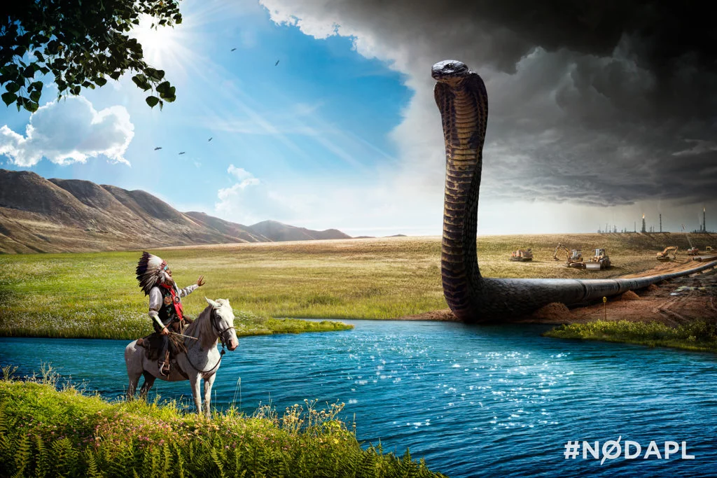 «Water Protector» créé en solidarité avec les manifestants à Standing Rock, ND. Inspiré par la prophétie Lakota sur un «serpent noir qui se faufilerait à travers la terre, profanerait les sites sacrés et empoisonnerait l'eau avant de détruire la terre.» De nombreux Amérindiens croient que le pipeline Dakota représente cette prophétie et se battent pour l'arrêter. J'ai créé cette image en leur honneur, et le produit d'une prochaine édition imprimée ira directement à Standing Rock. Nick Pedersen