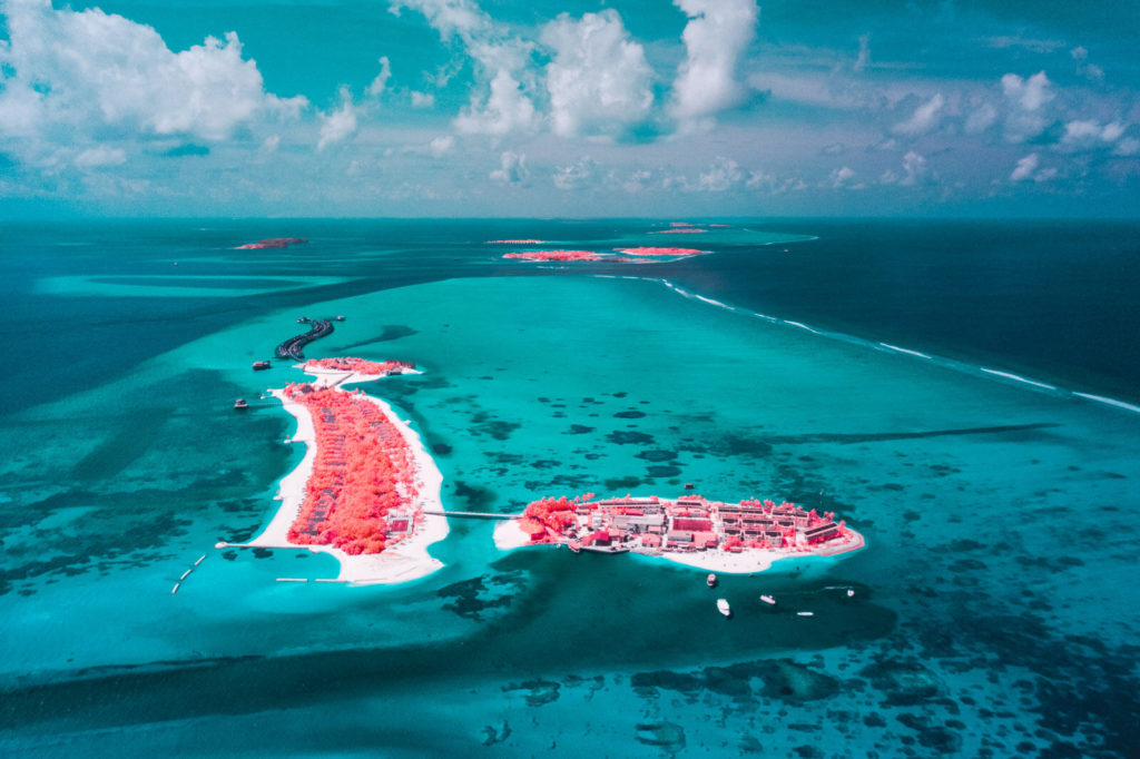 Les Maldives en infrarouge par Paolo Pettigiani