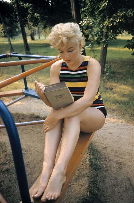 ETATS-UNIS. New York. Long Island. L'actrice américaine Marilyn MONROE lit Ulysse de James Joyce. 1955. eve arnold