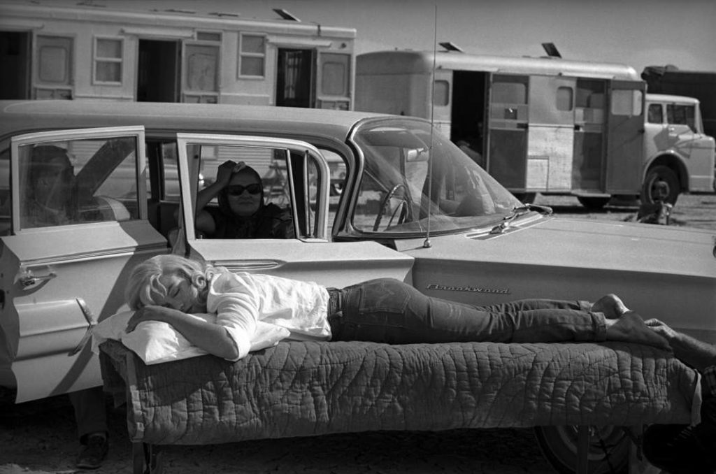 ETATS-UNIS. Nevada. L'actrice américaine Marilyn Monroe se repose entre deux prises sous la surveillance de Paula STRASBERG, coach dramatique de Monroe, sur le tournage de "The Misfits" de John HUSTON. 1960. EVE ARNOLD