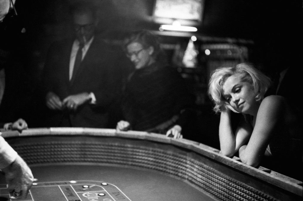 ETATS-UNIS. Nevada. Alors qu'il se trouvait dans le Nevada, John Huston a passé de longues heures, parfois des nuits, aux tables de jeu de Reno. Marilyn MONROE l'accompagna une fois, vers la fin du tournage. The Misfits. 1960. EVE ARNOLD