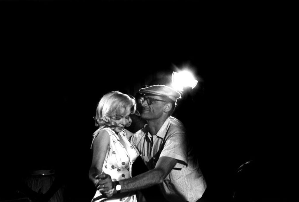 ETATS-UNIS. Nevada. Réno. L'actrice américaine Marilyn MONROE avec Arthur MILLER lui montrant quelques pas de danse pour une scène qu'elle doit jouer. Miller décrivait la façon dont son père avait l'habitude de "Skip-to-my-lou", une danse rustique d'Amérique centrale. 1960.