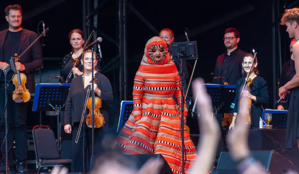 Björk interprète son répertoire au Bluedot Festival en 2022