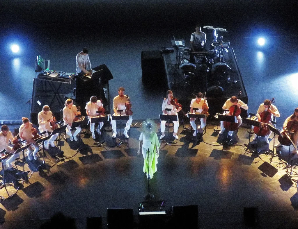 Björk chante avec un ensemble de cordes au New York City Center en 2015