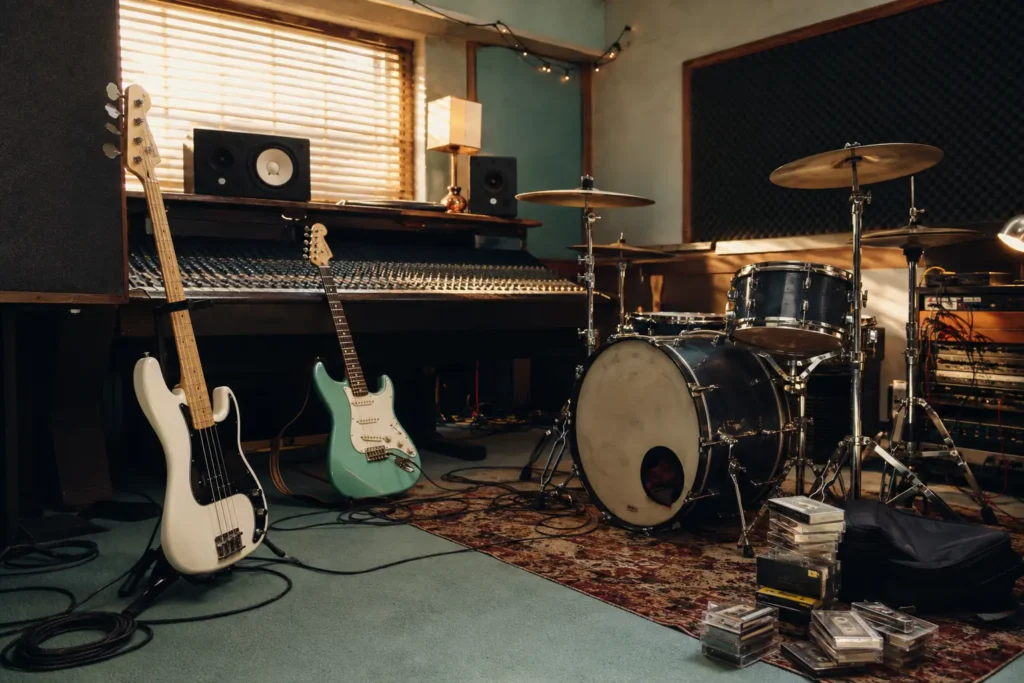 Studio d’enregistrement avec basse, guitare et batterie évoquant Enema of the State de Blink-182