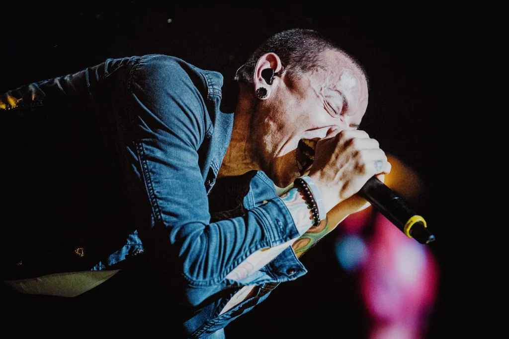 Chester Bennington chante sur scène avec Linkin Park en 2015