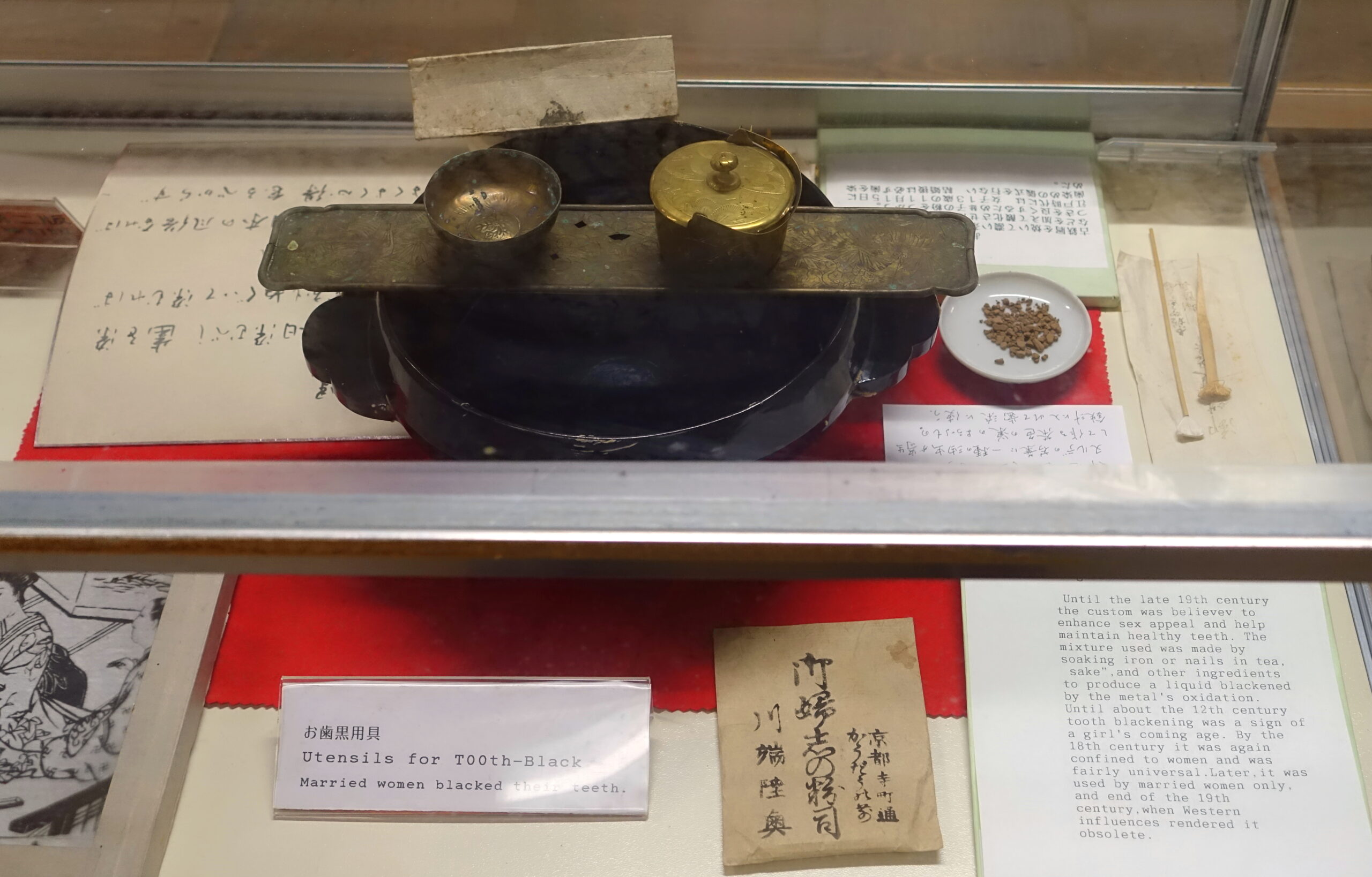 Ustensiles traditionnels japonais utilisés pour pratiquer l’ohaguro