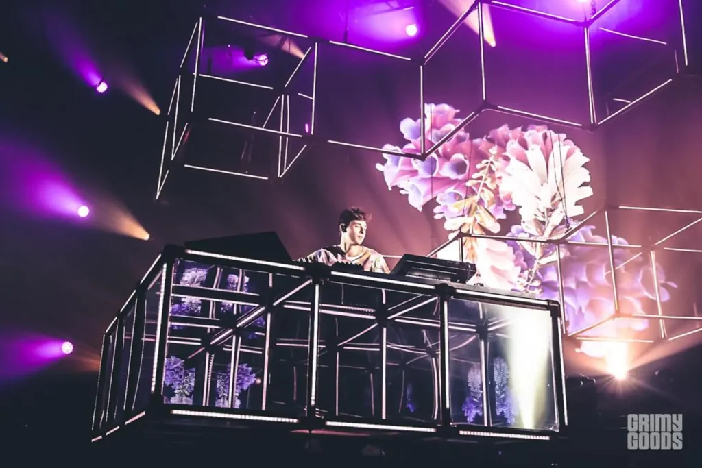 Flume sur scène pendant la tournée Skin au Shrine Expo Hall en août 2016