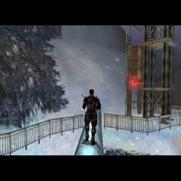 Dennis Riley progresse sur une passerelle enneigée dans Extermination PS2