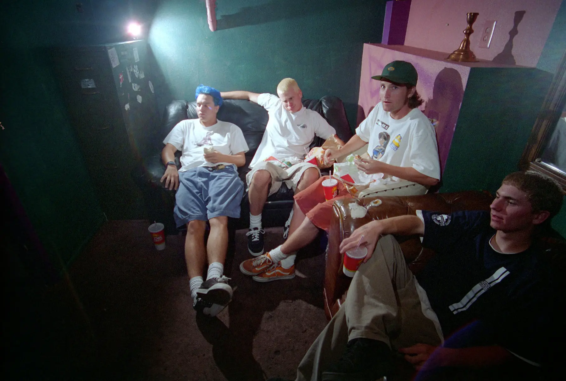 Blink-182 avec Tom DeLonge, Scott Raynor et Mark Hoppus en coulisses en 1995