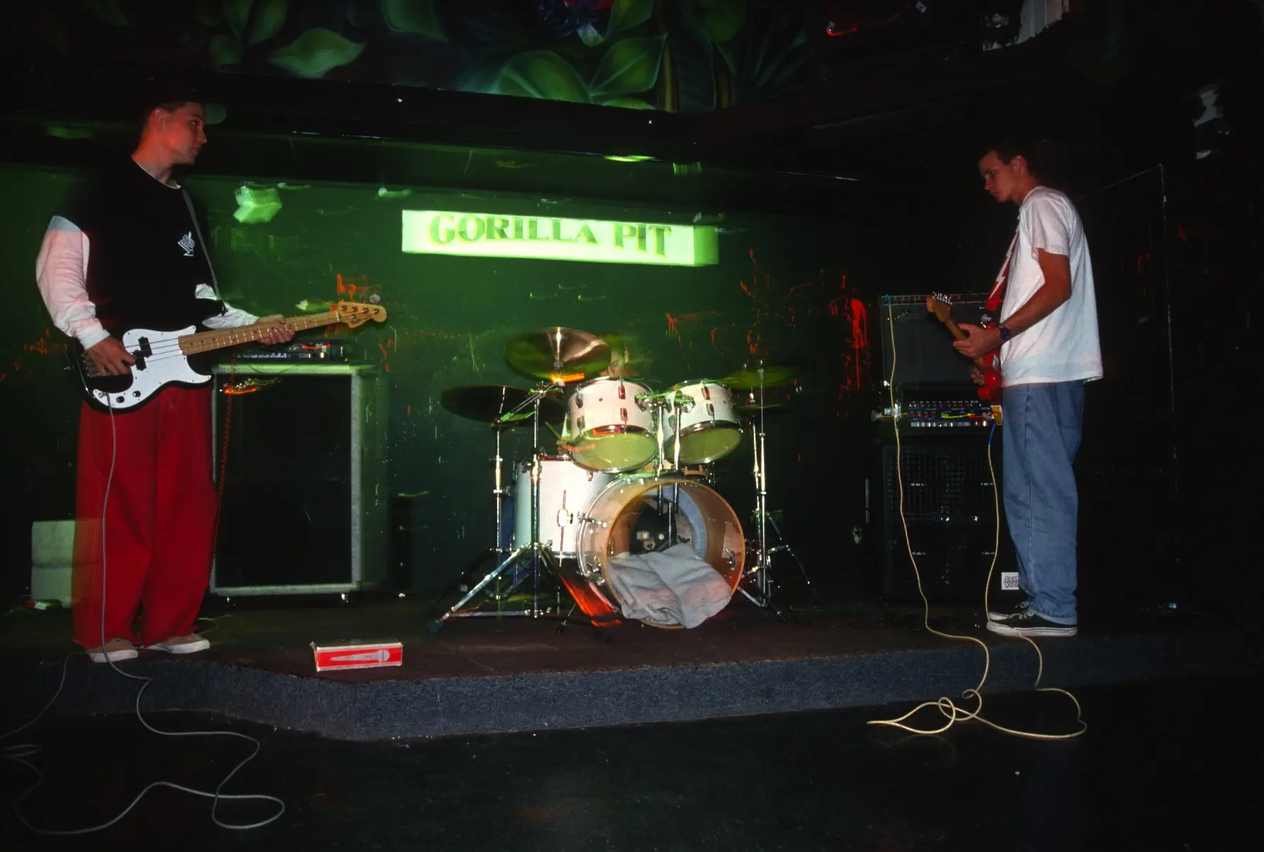 Blink-182 sur la scène du Gorilla Pit en septembre 1993
