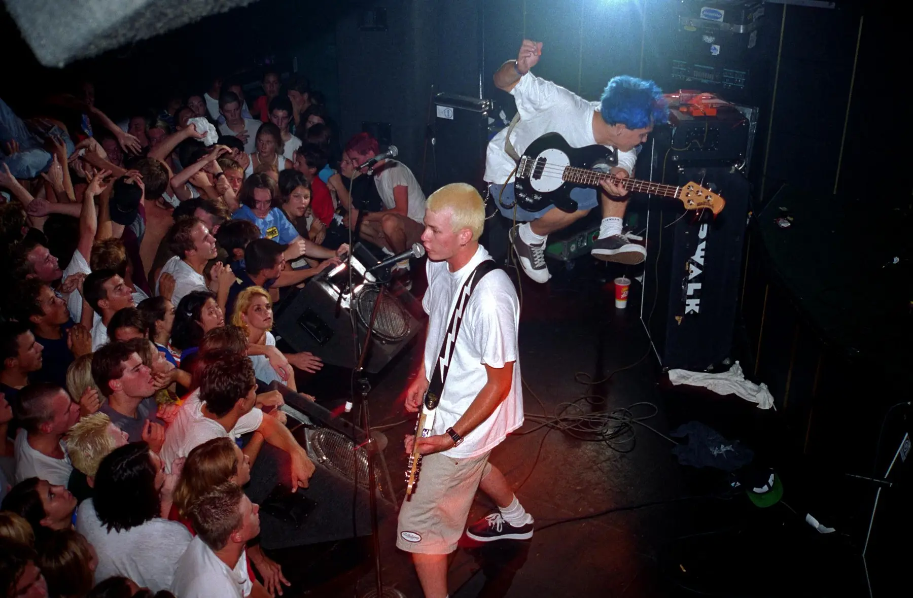 Blink-182 en concert au Showcase Theater de Corona en juillet 1995