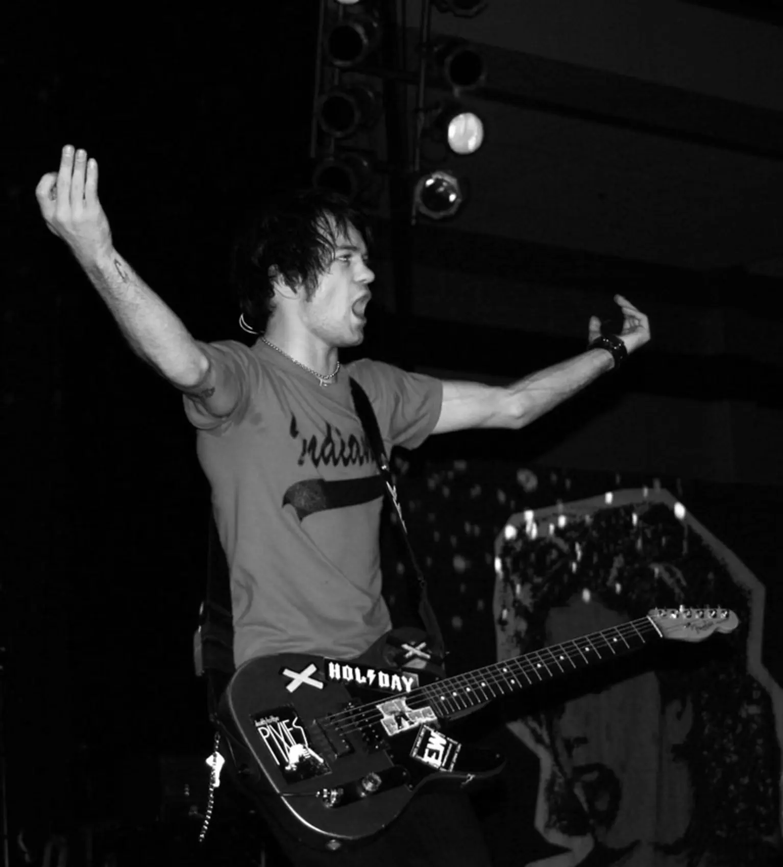 Deryck Whibley de Sum 41 sur scène pendant la période Chuck en 2004