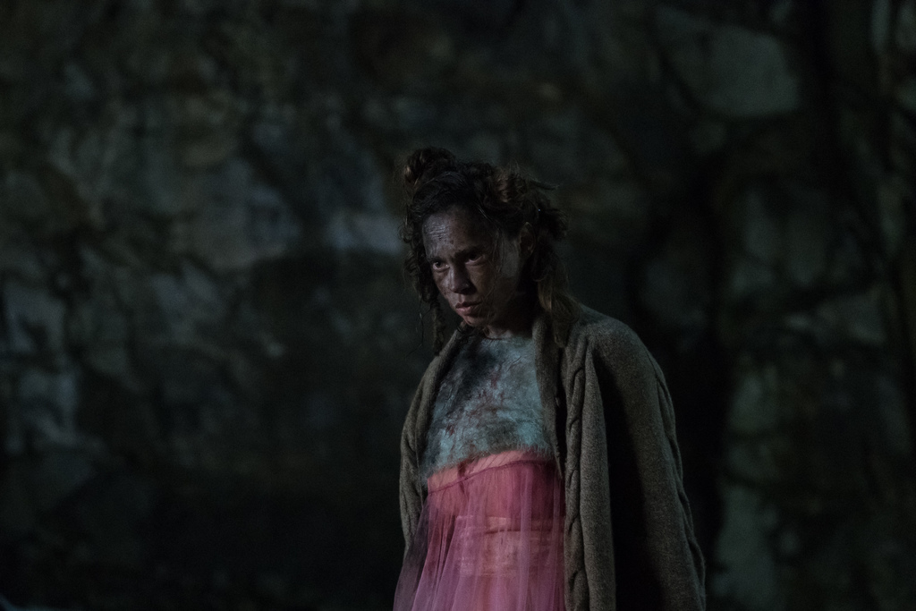 Bart Curlish seule dans une forêt pendant la saison 2 de Dirk Gently