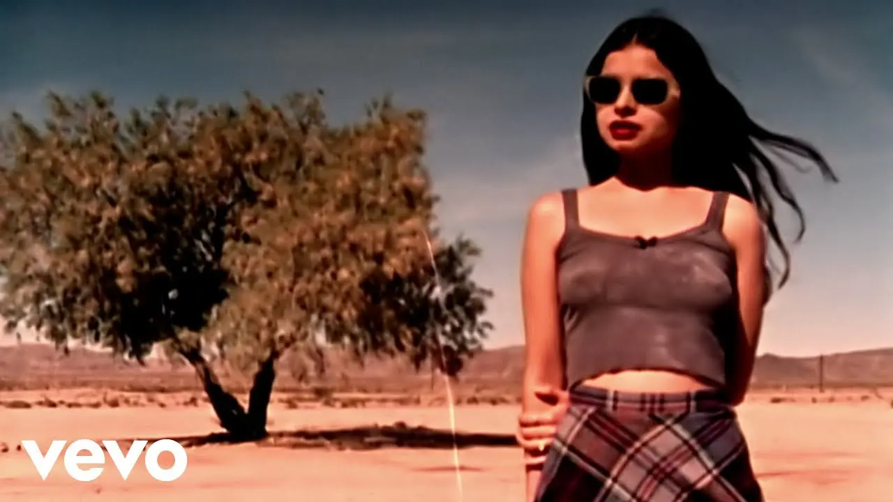 Hope Sandoval dans le clip Fade Into You tourné dans le désert de Mojave en 1994