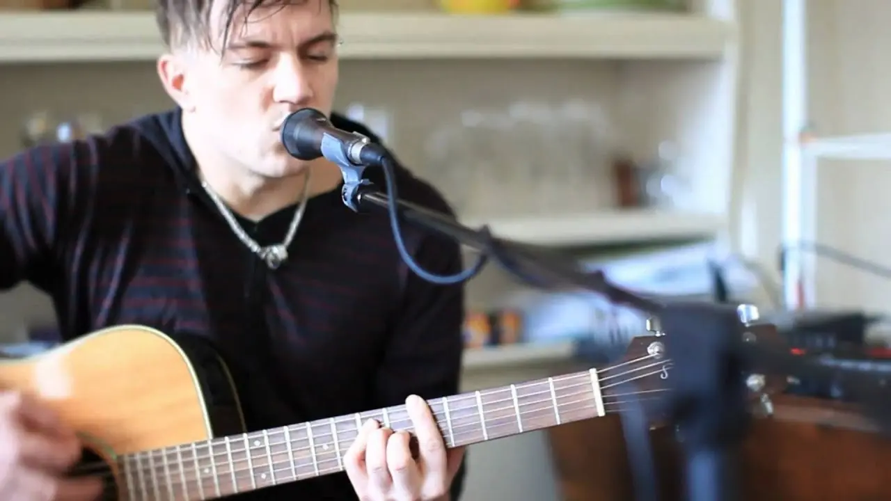 THePETEBOX joue à la guitare sa reprise de Where Is My Mind pendant Future Loops en 2012