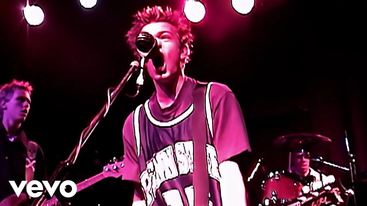 Sum 41 jouant Makes No Difference dans le clip officiel sorti en 2000