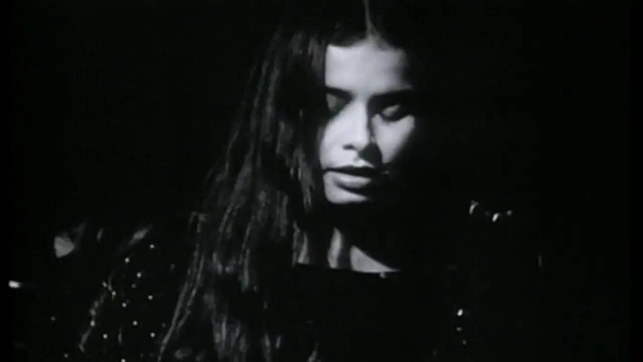 Hope Sandoval dans le premier clip en noir et blanc de Fade Into You en 1993