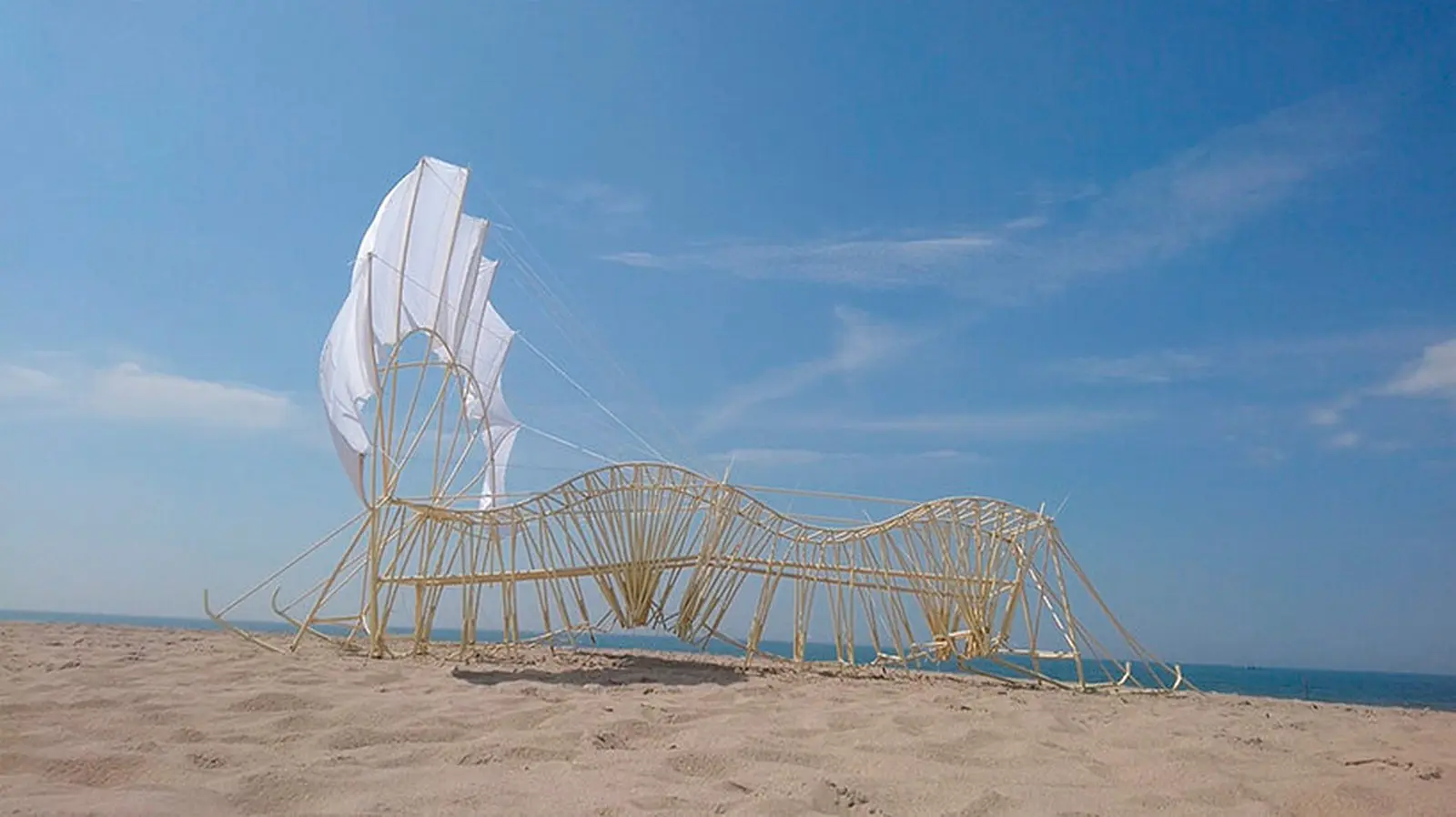 Strandbeest de Theo Jansen sur une plage pendant la période Volantum en 2021
