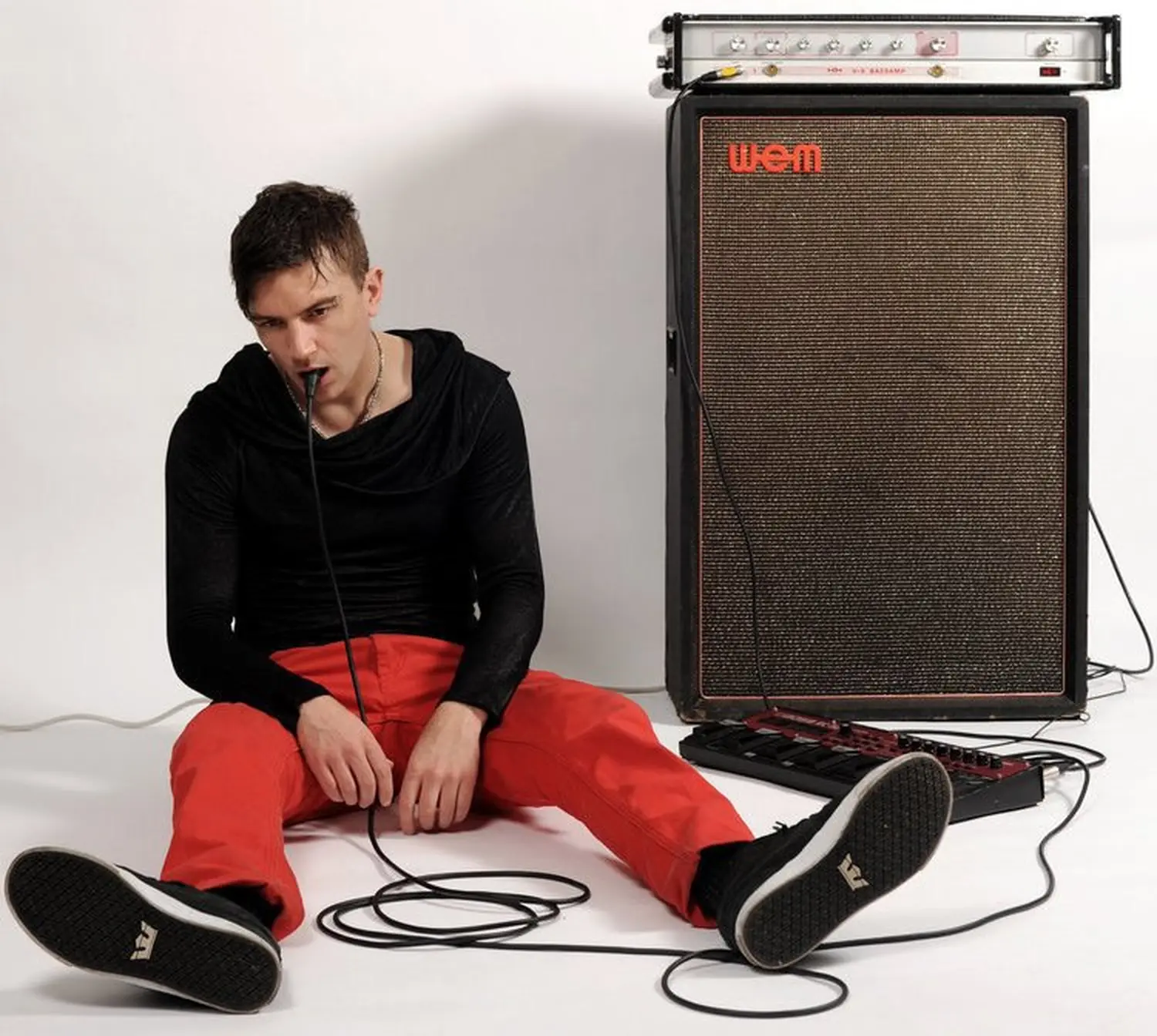 THePETEBOX avec son microphone et son pédalier de boucles pendant la période Future Loops