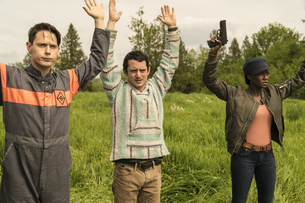 Todd, Dirk Gently et Farah Black surpris au milieu d’un champ dans la saison 2